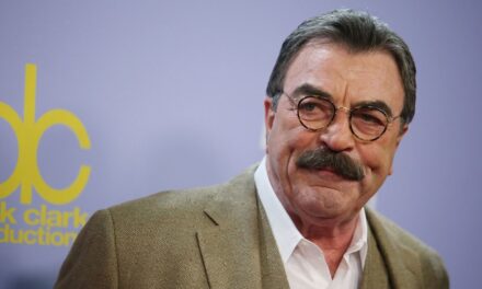 Tom Selleck fait une apparition rare lors de l&rsquo;événement public animé en son honneur au milieu de hiatus en carrière