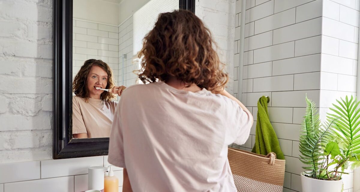 Le dentiste révèle des erreurs de brossage courantes qui font mal à vos dents et provoquent la «décomposition»