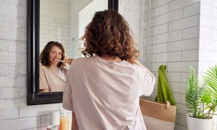 Le dentiste révèle des erreurs de brossage courantes qui font mal à vos dents et provoquent la «décomposition»