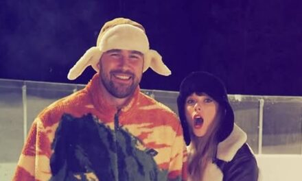 Les ventilateurs de Taylor Swift repèrent le détail des œufs de Pâques dans les photos de proposition avec Travis Kelce – voir ce qu&rsquo;ils ont trouvé