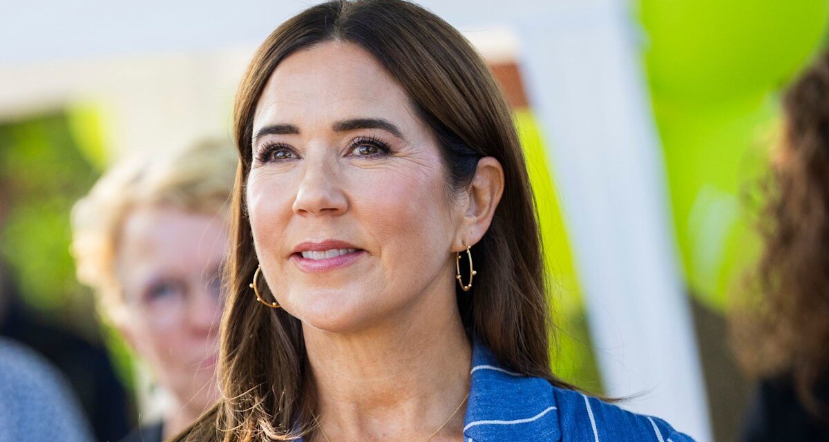 La reine Mary fait une première apparition publique au milieu de la séparation de la famille