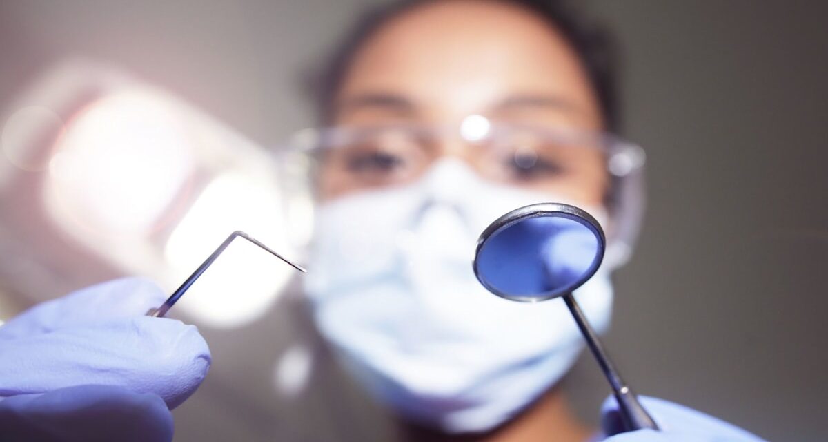 Les dentistes supplient les femmes dans la cinquantaine pour cesser de faire cette erreur