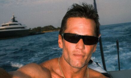 Tom Brady célèbre une étape spéciale de la célébration de la famille trempée du soleil