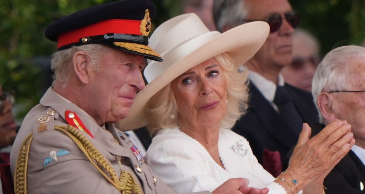 La reine Camilla a déménagé en larmes alors que le vétéran de la guerre salue «mon courageux roi»