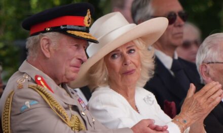 La reine Camilla a déménagé en larmes alors que le vétéran de la guerre salue «mon courageux roi»