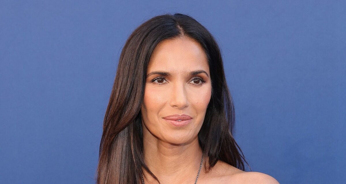 Padma Lakshmi, 54 ans, WOWS en bikini rose vif après avoir révélé la périménopause lui a donné des «  énormes seins  »