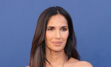 Padma Lakshmi, 54 ans, WOWS en bikini rose vif après avoir révélé la périménopause lui a donné des «  énormes seins  »