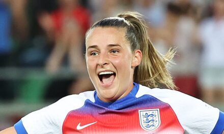 Anneau de fiançailles «sans tracas» de Lioness Ella Toone de 7 000 £ du célèbre footballeur beau