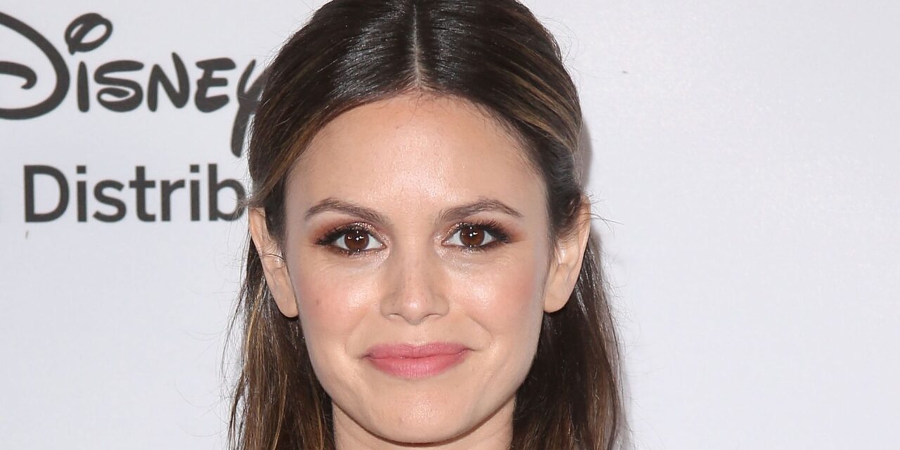 Rachel Bilson montre une petite taille dans son bikini bitsy que vous devez voir
