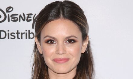 Rachel Bilson montre une petite taille dans son bikini bitsy que vous devez voir