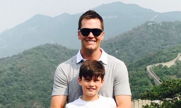 Le fils imposant de Tom Brady, Jack, dépasse 6&rsquo;4 papa dans de rares photos le 18e anniversaire