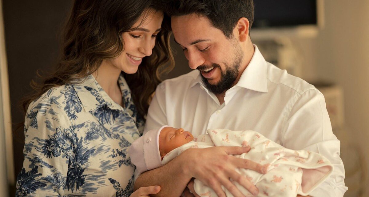 La petite princesse Iman a l&rsquo;air si grande sur une rare photo de famille avec la princesse Rajwa et le prince héritier Hussein de Jordanie