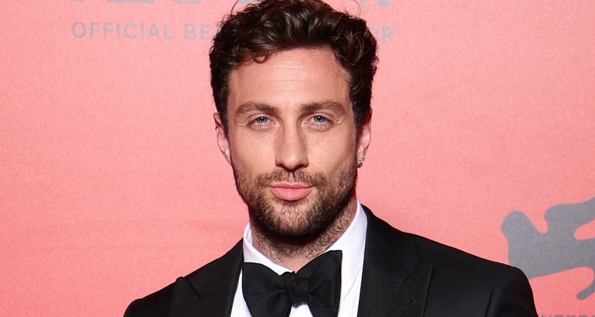 Aaron Taylor-Johnson regarde les mondes loin de James Bond avec un nouveau look presque méconnaissable