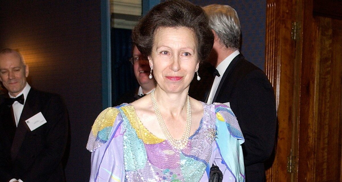 La princesse Anne est la reine des «risques de mode» dans ses tenues arc-en-ciel les plus ravissantes – jamais