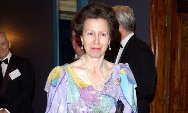 La princesse Anne est la reine des «risques de mode» dans ses tenues arc-en-ciel les plus ravissantes – jamais