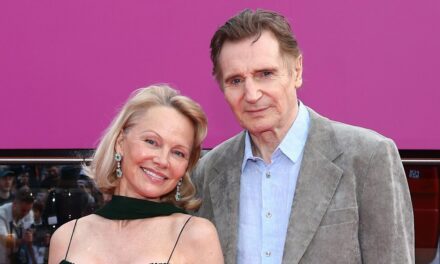Liam Neeson fait un mouvement de 10,3 millions de dollars au milieu de la nouvelle «romance» avec Pamela Anderson