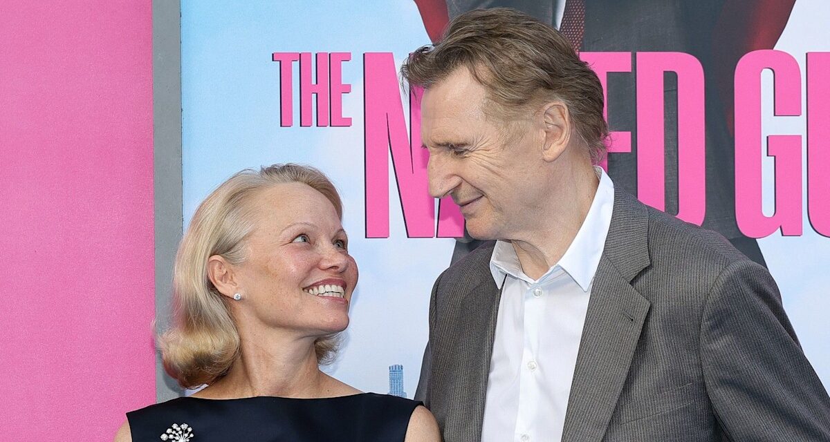 Liam Neeson plante un baiser sur Pamela Anderson dans le moment du «couple» qui laisse les fans émerveillés