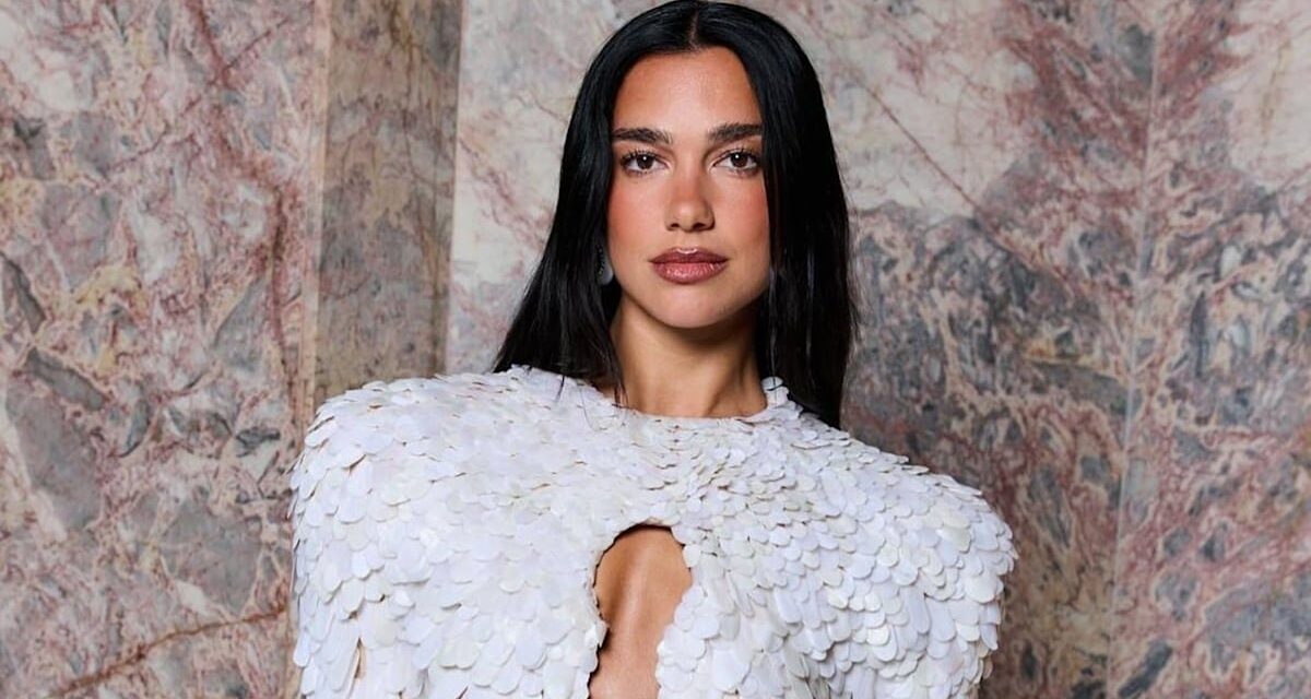 La robe découpée transparente de Dua Lipa et le combo de ceinture cloutée est la perfection du festival