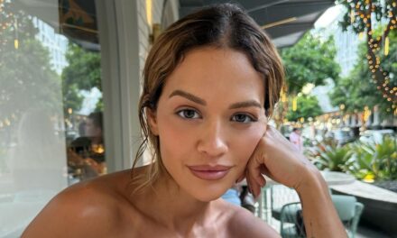 Rita Ora a juste stylé son minuscule bikini à cordes avec les chaussures les plus étranges