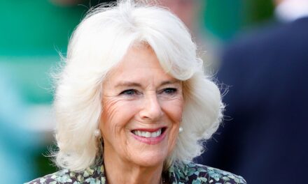 Queen Camilla a représenté le shopping avec petite-fille pendant les vacances des Highlands