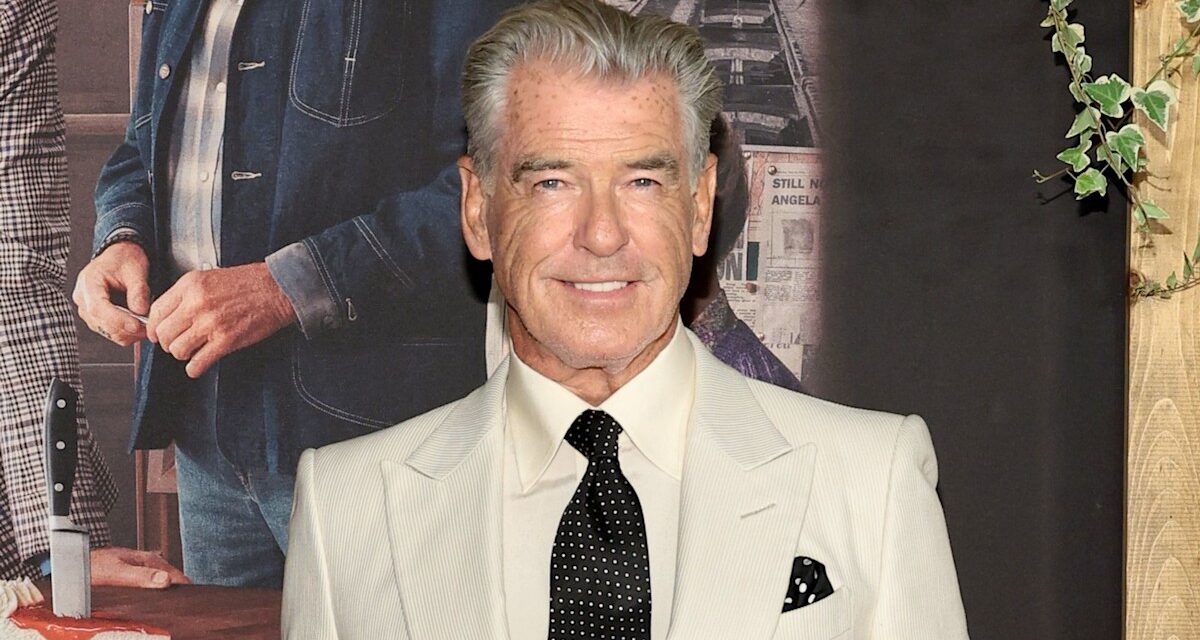 Le beau son fils modèle 6&rsquo;4 de Pierce Brosnan sur lui dans une apparence conjointe rare
