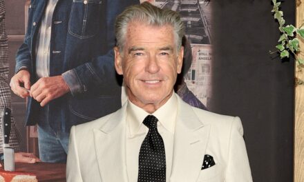Le beau son fils modèle 6&rsquo;4 de Pierce Brosnan sur lui dans une apparence conjointe rare