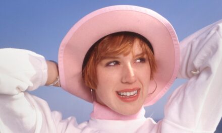 «  Les années 80, la fille partage un selfie sans âge car les fans disent tous la même chose