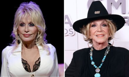 Dolly Parton pleure la mort d&rsquo;un ami «cher» Jeannie Seely avec un hommage émotionnel