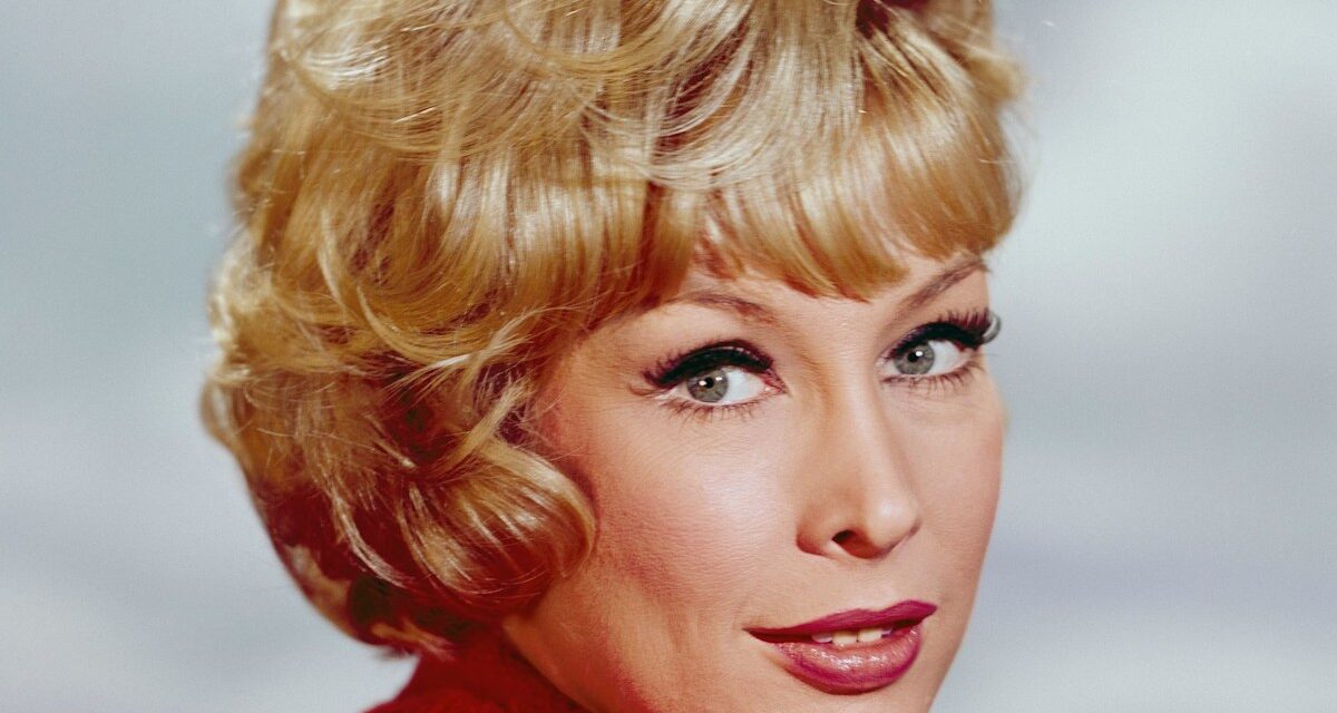 La star de la sitcom des années 60 assure les fans avec une apparence sans âge alors qu&rsquo;elle aura 94