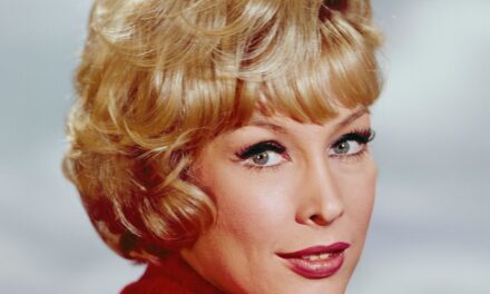 La star de la sitcom des années 60 assure les fans avec une apparence sans âge alors qu&rsquo;elle aura 94