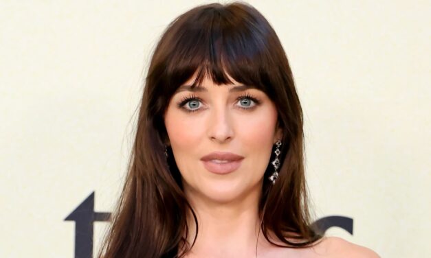 La robe de la saison de la fête éblouissante de Dakota Johnson est une tendance majeure automne / hiver 2025