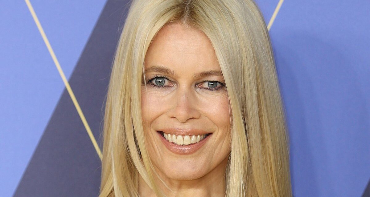 Claudia Schiffer passe le 55e anniversaire dans un maillot de bain chic affichant sa silhouette de mannequin