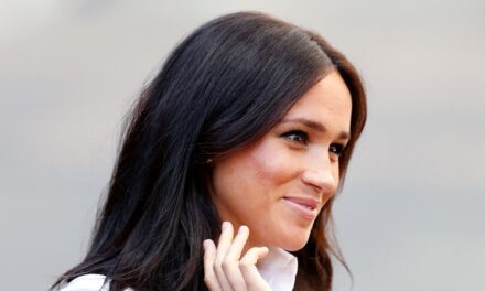 La robe d&rsquo;anniversaire de Valentino de Meghan Markle Rocks Rocks avec un ourlet le plus court