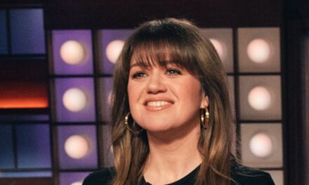 Kelly Clarkson quitte l&rsquo;émission télévisée de jour suite à une nouvelle inattendue