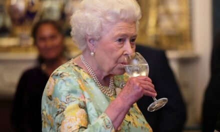 Je l&rsquo;appelle, le dessert arrosé «nostalgique» de la reine Elizabeth est officiellement de retour pour l&rsquo;été 2025