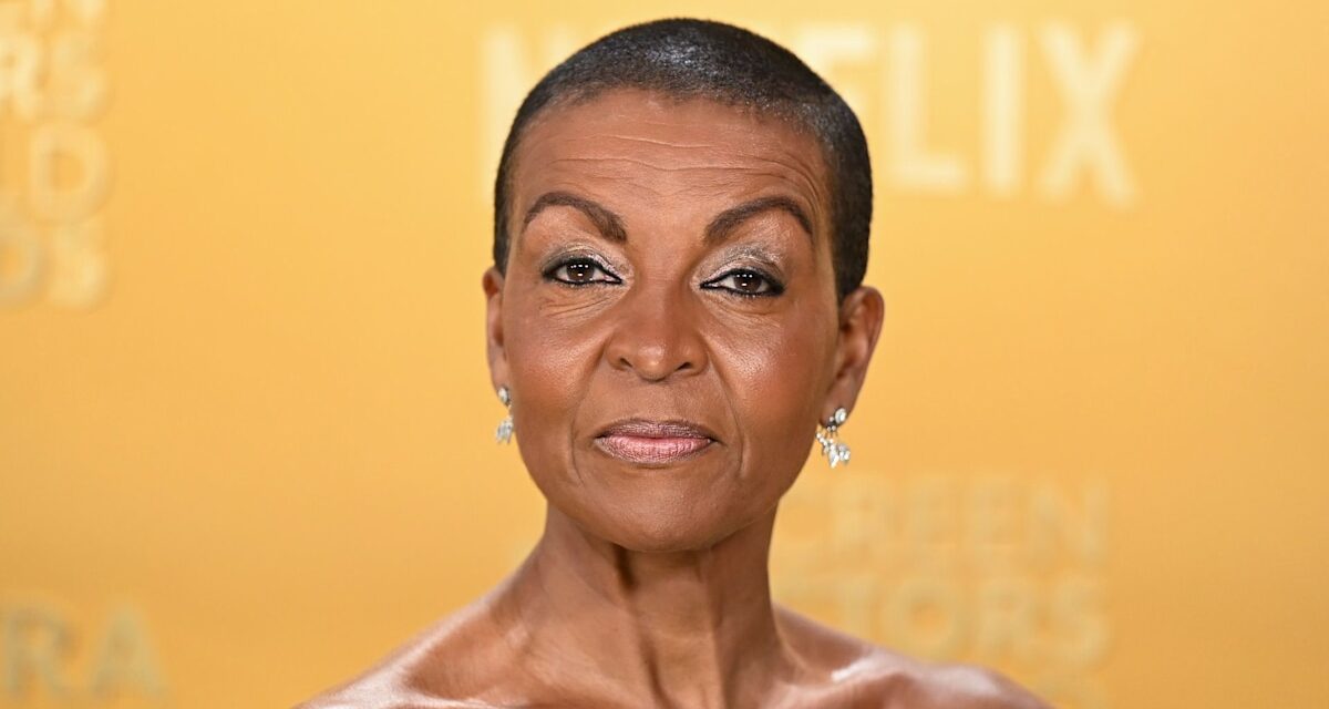 Bridgerton Star Adjoa Andoh en embrassant son «f *** it 50s» – exclusif