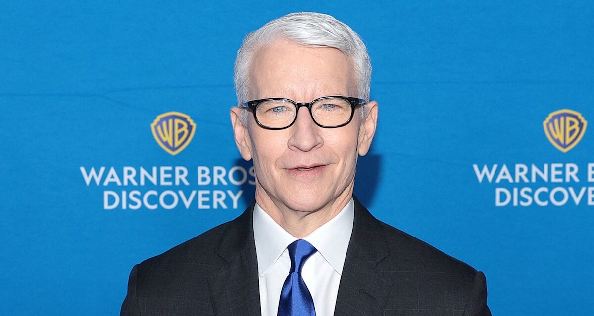 Anderson Cooper fait un 180 après avoir divisé les ventilateurs avec une transformation drastique