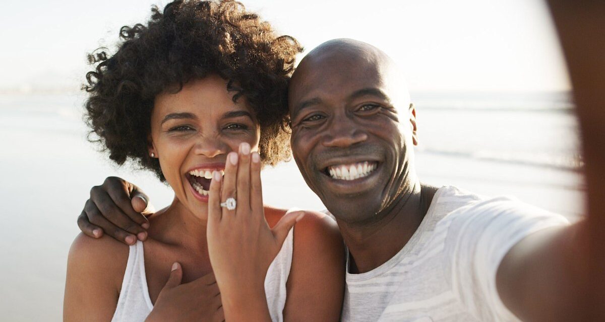 Est-ce une mauvaise étiquette pour se fiancer devant la famille? Les experts révèlent les «faux pas massifs» pour éviter