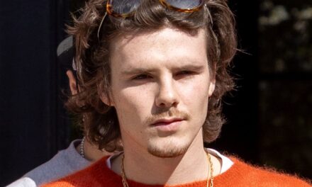 Cruz Beckham présente des excuses au milieu de vacances en famille sur 16 millions de livres sterling sans frère Brooklyn