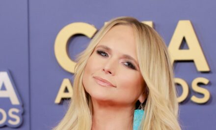 La maman glamour de Miranda Lambert est son image crachée alors que sa famille montre son soutien