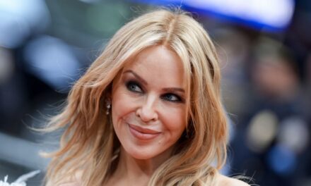 Kylie Minogue a l&rsquo;air incroyablement fraîche lors de sa dernière apparition sur le tapis bleu