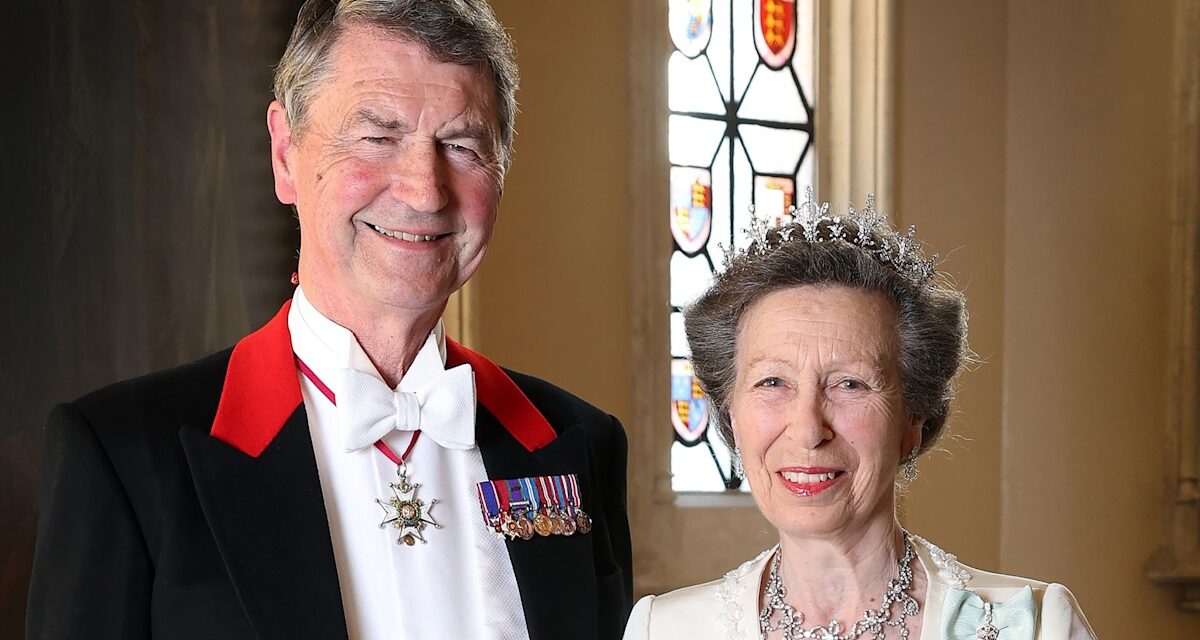 La princesse «  Super Trouper  » Anne porte le diadème préféré dans Regal 75th Birthday Portrait