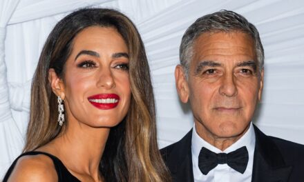Amal Clooney fait ses débuts en u-tour en robe «  voyante  » à rendez-vous avec son mari George