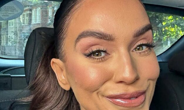 Strictly Star Vicky Pattison étourdie les fans après avoir partagé un baiser bâclé avec un chien