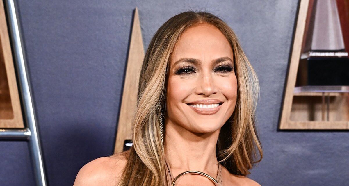 La transformation des cheveux de Jennifer Lopez est la transformation des cheveux avec des reflets blonds lors de la fuite de Hamptons