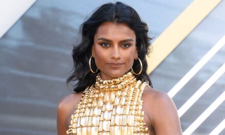 La mini jupe et crop top le combo est complètement élite