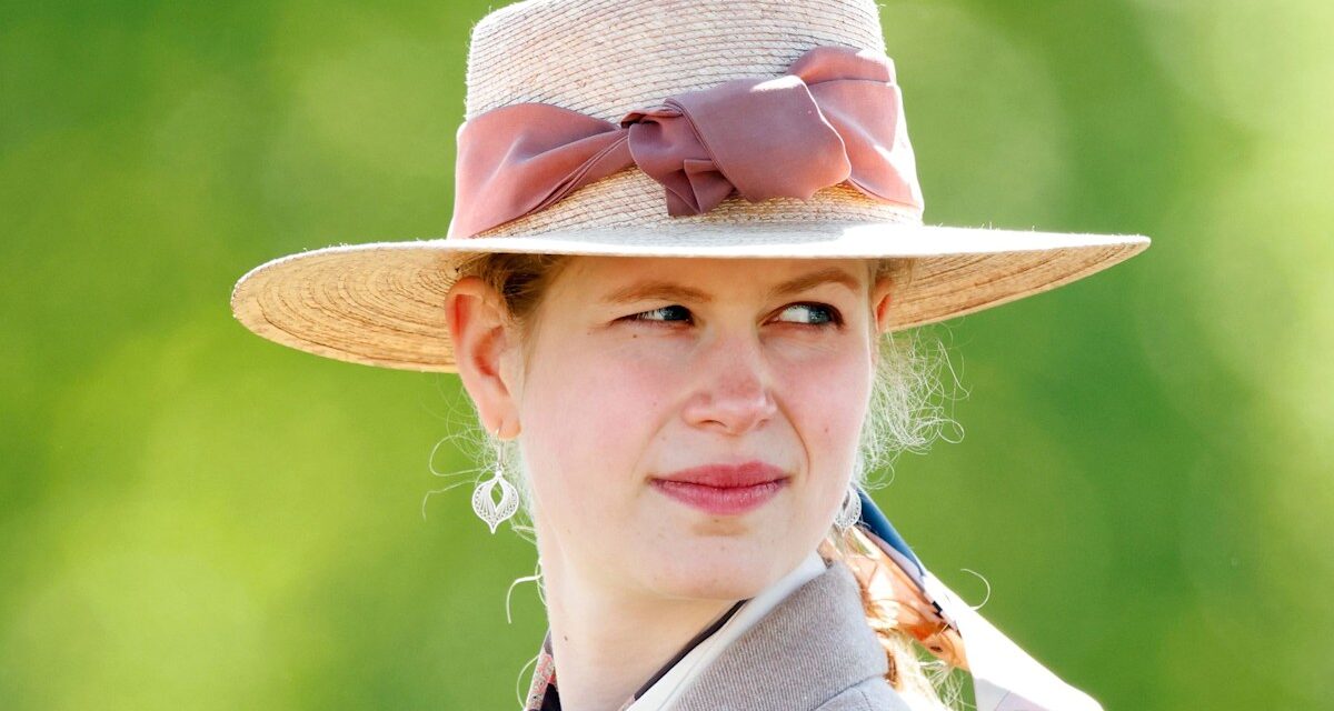 Lady Louise Windsor vole le spectacle en robe tartan alors qu&rsquo;elle fait une embardée à l&rsquo;uniforme familial en photo découverte