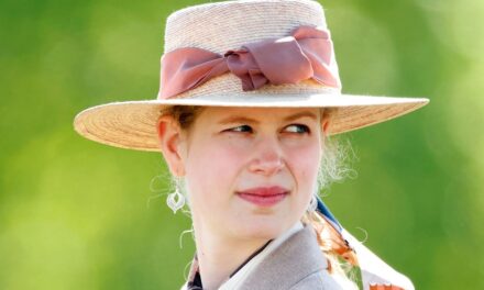 Lady Louise Windsor vole le spectacle en robe tartan alors qu&rsquo;elle fait une embardée à l&rsquo;uniforme familial en photo découverte