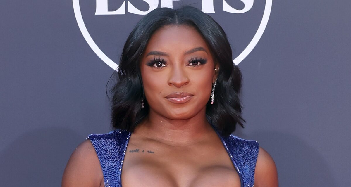 Simone Biles grésille en bikini à pois