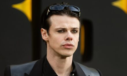 Yungblud partage une photo émotionnelle suivant les funérailles intimes d&rsquo;Ozzy Ozbourne à la maison